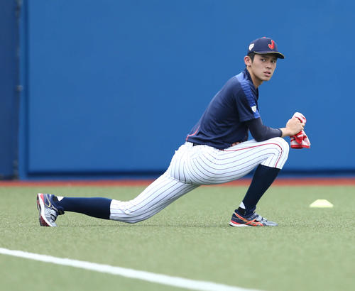 右手にタオルを握りしめストレッチを行う佐々木（撮影・河田真司）