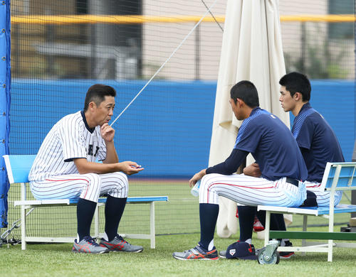 平川敦コーチ（左）と面談をする奥川（中央）と佐々木（撮影・河田真司）