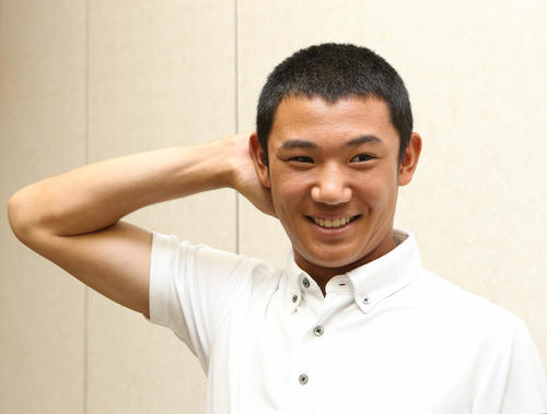 記者の質問に答える奥川（撮影・丹羽敏通）