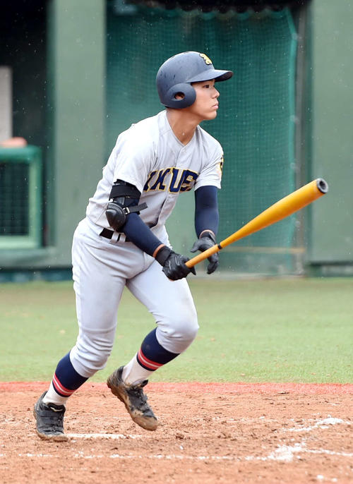 東北対仙台育英　9回裏仙台育英2死満塁で右越えにサヨナラとなる2点二塁打を放つ笹倉（撮影・相沢孔志)