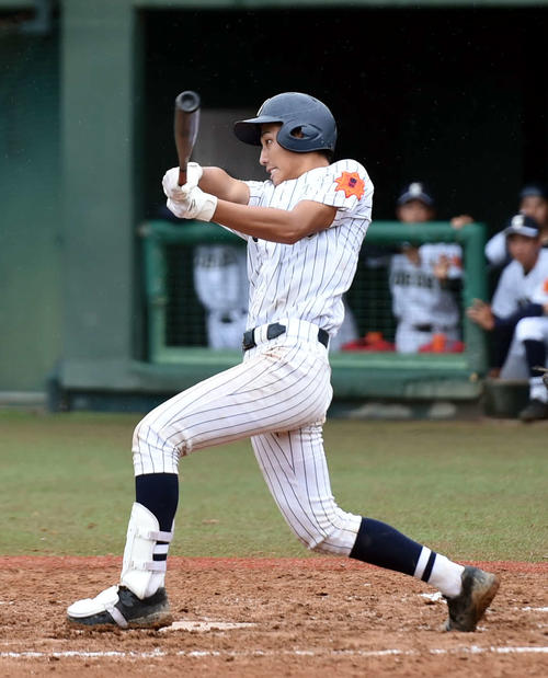 東北対仙台育英　9回表東北無死満塁で逆転の2点適時打を放つ佐藤琉（撮影・相沢孔志)