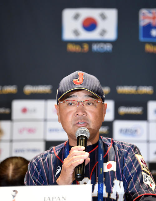 公式会見で意気込みを語る永田監督（撮影・横山健太）