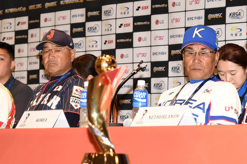 優勝トロフィーを見つめる永田監督（左）。右は韓国代表監督（撮影・横山健太）
