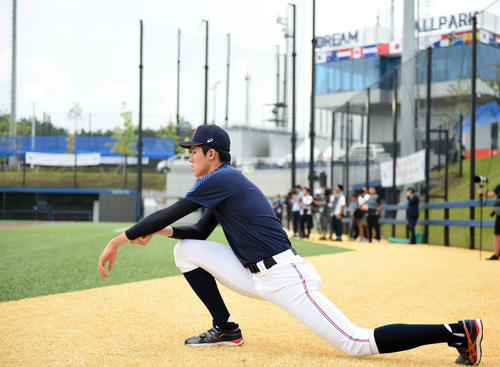 キャッチボールせず別メニュー調整をする佐々木（撮影・横山健太）