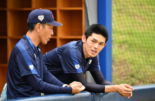 キャッチボールせず別メニュー調整をする佐々木（右）（撮影・横山健太）