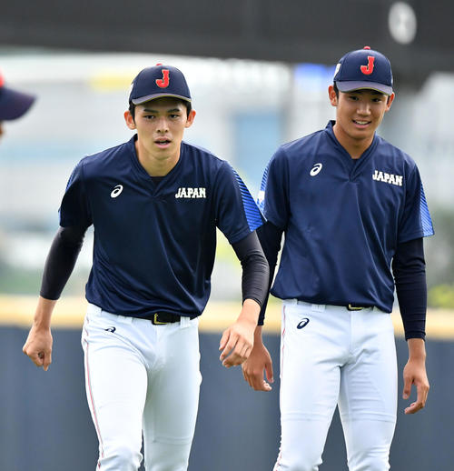 ダッシュをする佐々木（左）と奥川（撮影・横山健太）