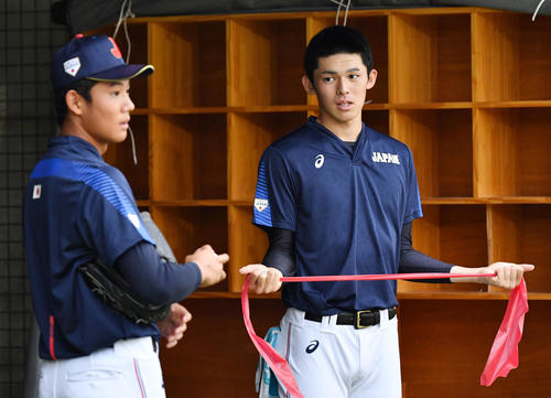 キャッチボールを行わずに別メニュー調整する佐々木（右）。左は奥川（撮影・横山健太）