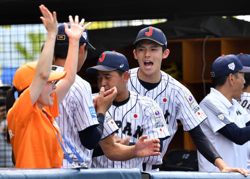 スペイン対日本　スペインに勝利し笑顔を見せる佐々木（右）（撮影・横山健太）