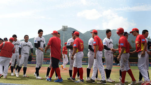 スペイン対日本　試合を終え、握手を交わす日本とスペインの選手たち（撮影・横山健太）