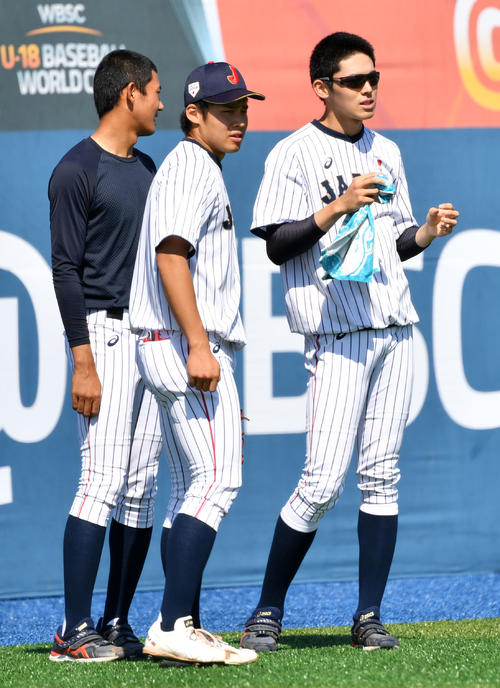 日本対スペイン　サングラスをかける佐々木朗希（右）（撮影・横山健太）