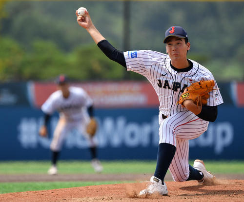スペイン対日本　6回表から2番手で登板した前（撮影・横山健太）
