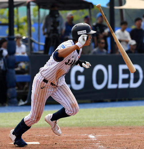 スペイン対日本　8回裏日本2死一、二塁、中前適時打を放つ韮沢（撮影・横山健太）