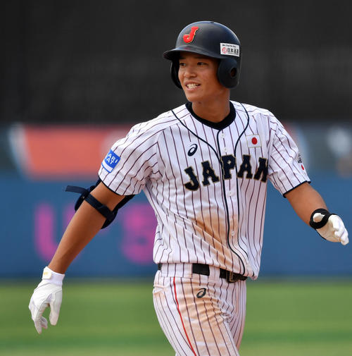 スペイン対日本　8回裏日本2死一、二塁、中前適時打を放ち笑顔を見せる韮沢（撮影・横山健太）