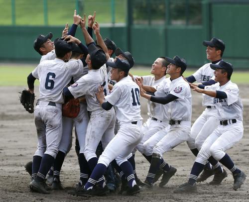 崇徳を破って3年連続10度目の優勝を果たし、喜ぶ中京学院大中京ナイン（共同）