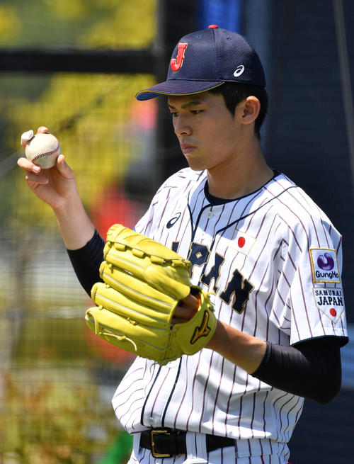 日本対スペイン　ブルペンで軽くキャッチボールをする佐々木（撮影・横山健太）