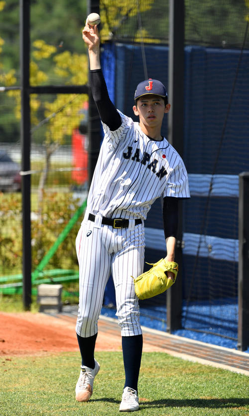 日本対スペイン　ブルペンで軽くキャッチボールをする佐々木（撮影・横山健太）