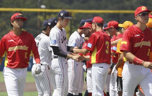 初戦を前にスペインの選手と握手する佐々木（中央左）ら高校日本代表（共同）