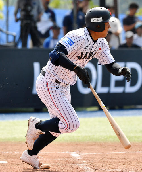 スペイン対日本　8回裏日本1死、遊内野安打を放つ宮城（撮影・横山健太）
