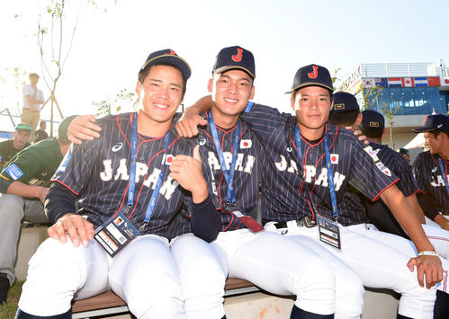 スペイン対日本　スペイン戦でタイムリーを放った、左から遠藤、石川、韮沢（撮影・横山健太）