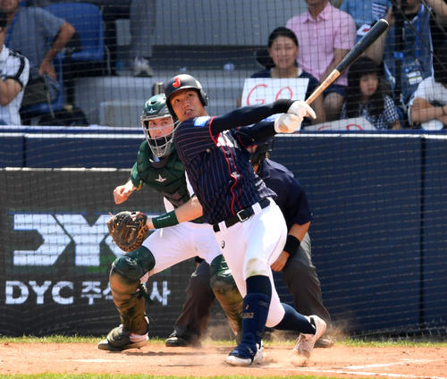 日本対南アフリカ　4回表日本2死一、三塁、左越え3点本塁打を放つ西（撮影・横山健太）