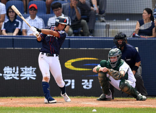日本対南アフリカ　5回表日本無死三塁、遊ゴロ適時内野安打を放つ韮沢（撮影・横山健太）