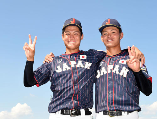 日本対南アフリカ　笑顔でピースする西（左）と浅田（撮影・横山健太）