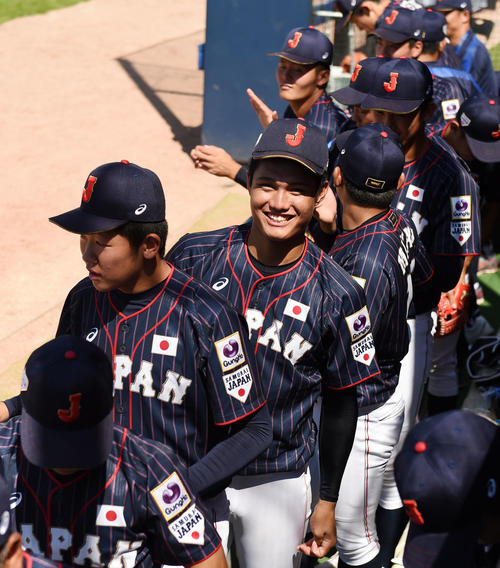 日本対南アフリカ　南アフリカにコールド勝利し笑顔を見せる西（撮影・横山健太）