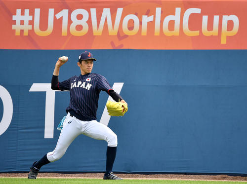 日本対南アフリカ　キャッチボールをする佐々木（撮影・横山健太）