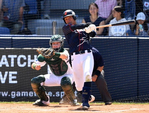 日本対南アフリカ　3回表日本無死一、三塁、左犠飛を放つ西（撮影・横山健太）