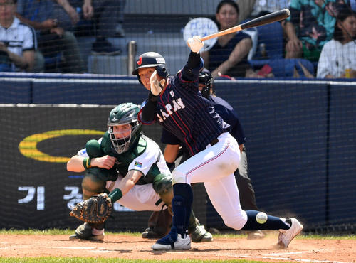 日本対南アフリカ　5回表日本1死満塁、左前2点適時打を放つ西（撮影・横山健太）