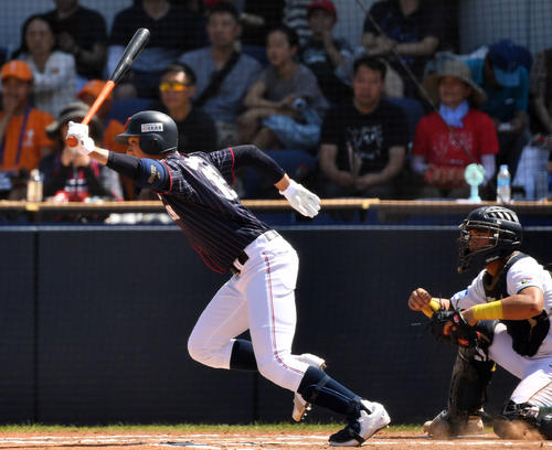日本対南アフリカ　6回表日本無死、代打で登場し、遊ゴロ内野安打を放つ奥川（撮影・横山健太）