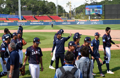 日本対南アフリカ　南アフリカにコールド勝利し引き揚げる日本代表の選手たち（撮影・横山健太）
