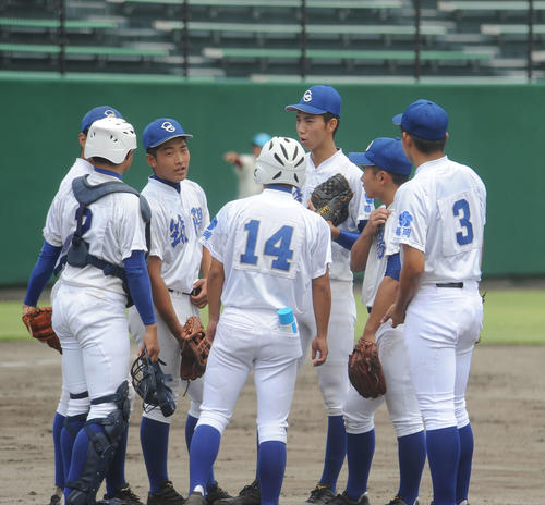 筑陽学園対福岡大大濠　筑陽学園の新主将、中村敢晴内野手（右から3人目）はピンチでチームを鼓舞したが初戦敗退した（撮影・浦田由紀夫）