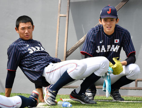 日本対南アフリカ　会話を交わす奥川（左）と佐々木（撮影・横山健太）