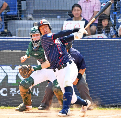 4回表日本2死一、三塁、左越え3点本塁打を放つ西（撮影・横山健太）
