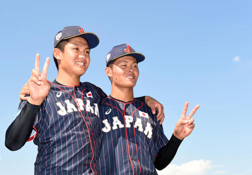 日本対南アフリカ　笑顔でピースする西（左）と浅田（撮影・横山健太）