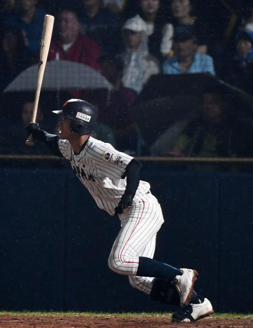 日本対米国　3回裏日本無死二、三塁、二塁への適時内野安打を放つ武岡（撮影・横山健太）