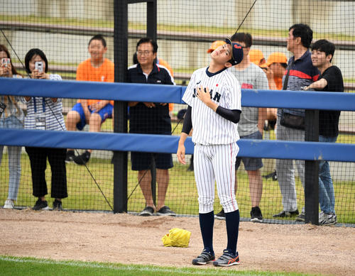 日本対米国　韓国の人々に囲まれながらアップをする佐々木（撮影・横山健太）