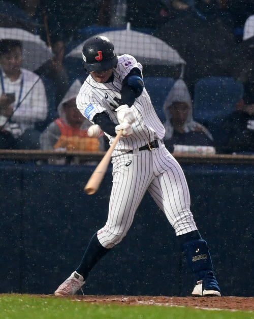 日本対米国　1回裏日本2死三塁、右翼線へ適時二塁打を放つ石川（撮影・横山健太）