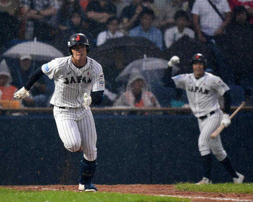 日本対米国　1回裏日本2死三塁、右翼線へ適時二塁打を放つ石川（撮影・横山健太）
