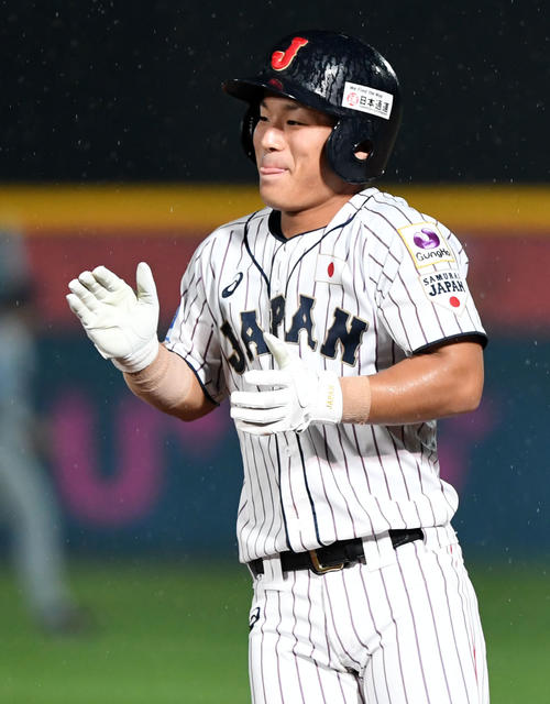 日本対米国　4回裏日本2死満塁、右前2点適時打を放ち笑顔を見せる坂下（撮影・横山健太）