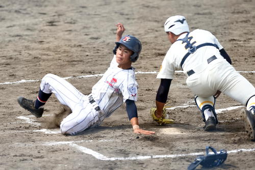 仙台南対柴田　1回裏柴田1死二塁、渡部の右前適時打で生還した阿部蒼（左）