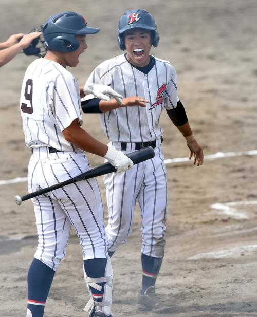 仙台南対柴田　1回裏柴田1死二塁、渡部の右前適時打で生還した阿部蒼（右）。左は佐藤柊