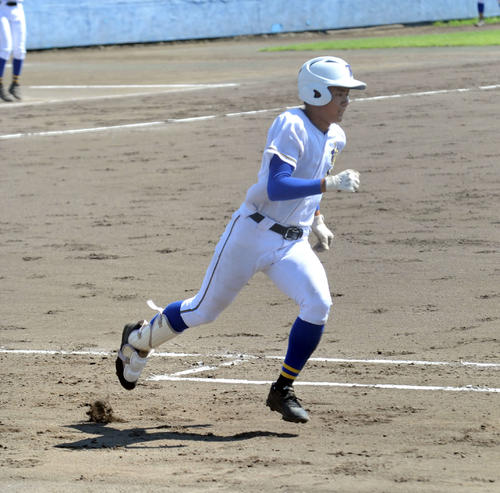 5回表桐陽1死二塁、右翼線へ決勝適時二塁打を放った鈴木