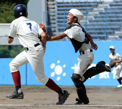 秋田商対五城目　4回裏1死二、三塁、秋田商・須藤捕手（右）がスクイズを外し、三塁走者をタッチアウト