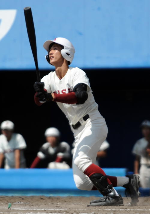 9回表、秋田商2死一、二塁。5番代打登藤音雄が左翼越えにダメ押し3ランを放つ