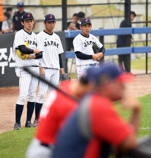 日本対米国　米国の練習を見つめる、左から佐々木、奥川、宮城（撮影・横山健太）
