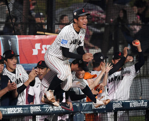 日本対米国　8回表を無失点に抑えベンチから飛び出してナインを出迎える西（中央）（撮影・横山健太）