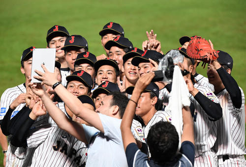 日本対米国　試合を終え笑顔で写真に納まる日本代表の選手たち（撮影・横山健太）