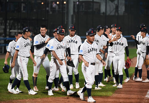 日本対米国　米国に勝利しタッチを交わす日本代表の選手たち（撮影・横山健太）
